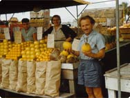 Um jovem Alfred Vogel segurando fruta fresca